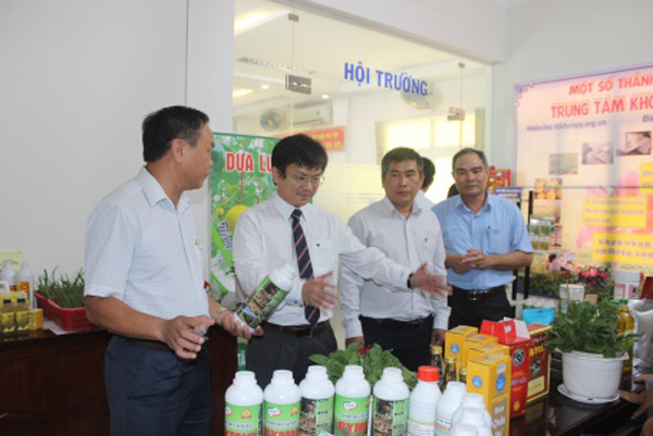 Giám đốc Sở KH&CN Dương Bình Phú (thứ hai từ trái sang) giới thiệu các sản phẩm KH-CN cho lãnh đạo tỉnh và các sở, ban ngành. Ảnh: LỆ VĂN